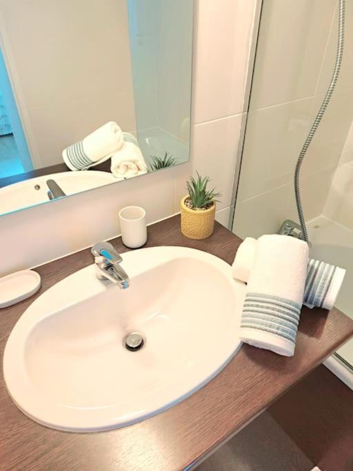 ליון Le Valmy: Appartement Lumineux Au Pied Du Metro מראה חיצוני תמונה
